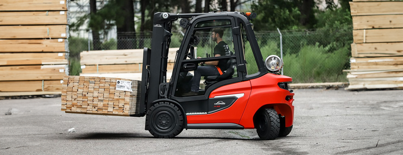 Heavy Lift Forklifts – Forklift in Industrial Setting